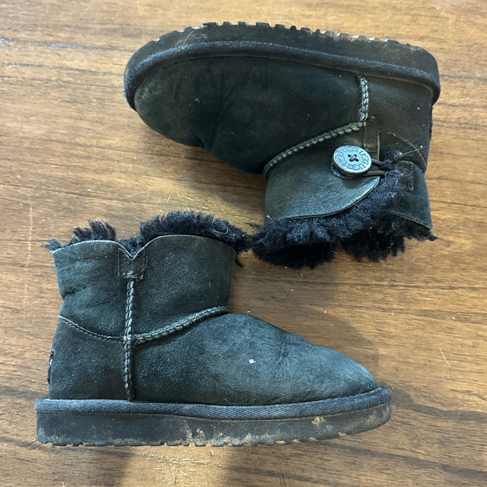 UGG Australia Bailey Button Boots Kids Size 11 Black Shearling Lined